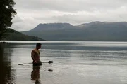 Phil Breslin jagd im Lake Tarawera in Neuseeland mit einem traditionellen Speer.