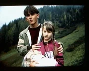 Nach dem Tod ihrer Mutter sind Vinzenz (Sebastian Fischer, l.) und seine kleine Schwester Vroni (Margit Dirscherl, r.) auf sich allein gestellt. Der 20-jährige Vinzenz legt sich mit dem Jugendamt an, damit seine kleine Schwester bei ihm bleiben kann ...