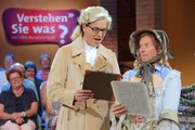 Michael Kessler (re.) als pfälzisches Gretchen sorgt dafür, dass "Goethe" Christian "Chako" Habekoste (li.) zu seinem berühmtesten Theaterstück "Faust" angeregt wird.