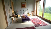 Das Musikzimmer mit unverputzem Backsteinmauerwerk im nachhaltigen Erdhaus.