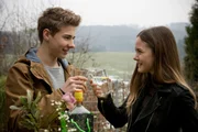 Leon (Philip Noah Schwarz) und Amina (Tabea Willemsen) kommen sich auf Annes Geburtstagsparty näher.