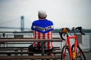 Ein Mann im Brooklyn-T-Shirt. Die Einwohner von Brooklyn identifizieren sich mit ihrem Viertel mitunter stärker als mit gesamt New York.