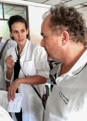 Melanie Holzgang mit Jörg Peltzer im Spital von Jimma