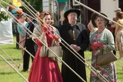 Lady Felicia (Nancy Carroll, l.), Father Brown (Mark Williams, m.) und Mrs McCarthy (Sorcha Cusack, r.) bestaunen das Treiben des Zirkus.