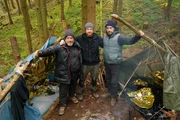 Survival-Experte Fritz Meinecke (M.) gibt André Schubert (l.) und Jan Köppen wertvolle Tipps für das Überleben in der freien Natur.