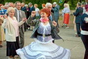 Wöchentliches Tanztreffen im Park zu ukrainischen Volksliedern