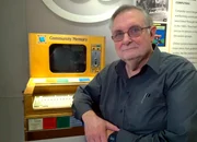Lee Felsenstein an einem Terminal des weltweit ersten sozialen Computernetzwerks "Community Memory", das der Computeringenieur und politische Aktivist 1973 im kalifornischen Berkeley initiierte.