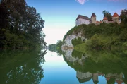 Das Schloss von Ozalj thront auf einem Felsen hoch über der Kupa.