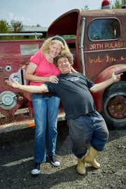 Mit seiner Frau Karin (l.) hat Uwe Ludolf (r.) drei Kinder, von denen eins, Thommy, auf dem neuen Schrottplatz mit dabei ist ...