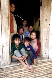 Shithoh (r.) und Familie