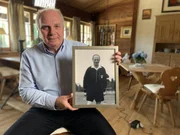 Uli Hoeneß mit dem Bild des Erfinders des Elfmeterschießens Karl Wald.