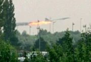 Ein technisches Meisterwerk, schneller als der Schall: Als erstes Passagierflugzeug überquerte die Concorde den Atlantik mit doppelter Schallgeschwindigkeit. Am 25. Juli 2000 endete die ruhmreiche Geschichte des Überfliegers in einer Tragödie. Paris, 16.42 Uhr: Die Concorde startete in Richtung New York. Doch der Todesflug dauerte nicht einmal zwei Minuten. Das Flugzeug fing etwa eine Minute nach dem Start Feuer _ und stürzte wenig später in einem Flammeninferno ab. 113 Menschen starben, darunter 96 deutsche Touristen.