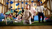 Spielende Babys Poppy, Iona, Elsie und Aarav