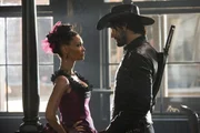 Von links nach rechts: Maeve Millay (Thandie Newton) und Hector Escaton (Rodrigo Santoro).