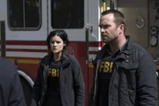 Nach wie vor befindet sich Jane (Jaimie Alexander, l.) in der Mangel von Oscar und seinen Hintermännern, die damit drohen, Agent Weller (Sullivan Stapleton, r.) zu ermorden, sollte sie ihre Aufgaben nicht vollständig erledigen ...