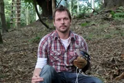 Jimmy Doherty mit einem zahmen Eichelhäher - Landschaft.