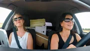 Ines (re.) braucht Unterstützung - mit Praktikantin Katharina auf dem Weg zum Hochzeitstermin