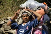 Nicht nur Sherpas sind die Lastenträger am Everest. Angelockt von den Verdienstmöglichkeiten im Schatten des Everest, tragen heute auch viele andere Nepalesen Lasten.