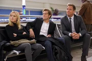 Arbeiten an einem neuen Fall, während sie am Dulles Airport in Washington, DC wegen Unwettern festsitzen: DiNozzo (Michael Weatherly, r.), Bishop (Emily Wickersham, l.) und ihr Ehemann Jake (Jamie Bamber, M.) ...