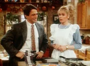 Tony (Tony Danza, l.) hat Angela (Judith Light, r.) Kassetten mit Anweisungen zur Haushaltsführung besprochen.