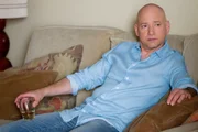Evan Handler (Charlie).
