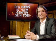 Bastian Sick, Journalist und Bestseller-Autor, präsentiert seine erste eigene Fernsehshow: Das Beste aus seinem Bühnenprogramm, kombiniert mit Sketchen, hochkarätigen Gästen und einem kleinen "Deutsch-Quiz".