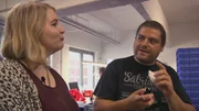 BR- Reporterin Steffi bei Fun Factory in der Dildo-Produktion.
