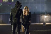 Sara Lance (Caity Lotz) und Arrow (Stephen Amell)