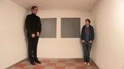 Verändert man die Perspektive ist auf einmal der Experte der Größere. Jan und Florian im Ames Raum.