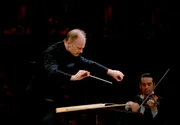 Phil Grabsky, dessen preisgekrönter Film "In Search of Mozart" weltweite Beachtung gefunden hat, hat sich in seinem neuen Film auf die Spuren Ludwig van Beethovens begeben. Er hat die bedeutendsten Beethoven-Interpreten unserer Zeit bei Proben und Aufführungen der Werke mit der Kamera begleitet und die Künstler nach ihrer Sicht auf Beethoven befragt. - Gianandrea Noseda während er die 3. Symphonie von Beethoven dirigiert.