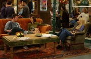 Im Central Perk treffen sich Monica (Courteney Cox, M.), Chandler (Matthew Perry, l.) und Pheobe (Lisa Kudrow, r.) zu einen gemütlichen Plausch ...