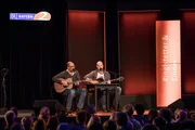Hannes Ringlstetter (links) und Stephan Zinner (rechts) während der 100. Sendung "radioSpitzen live vor Ort" im Alten Speicher in Ebersberg.