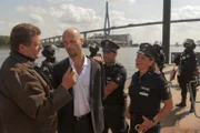 Showdown im Hafen: Der kriminelle Büttner (Christian Körner, 2.v.l.) wird von Hans (Bruno F. Apitz, l.), Tarik (Serhat Cokgezen, 2.v.r.) und Claudia (Janette Rauch, r.) festgenommen.