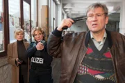 Werner Burkhard (Michael Kind) ist verzweifelt und will sich im Beisein von Bergers Frau Karin (Anne Kasprik, l.) und Claudia (Janette Rauch, r.) umbringen; können sie das verhindern?