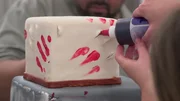 Künstliche Blut wird dem Kuchen hinzugefügt.