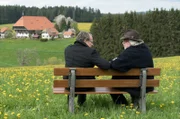 Bernhard (Karsten Dörr, li.) holt sich bei seinem Vater Hermann (Wolfgang Hepp) Tipps für den Wahlkampf.