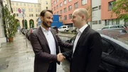 Das Date steht an - und das ist erst einmal Männersache. Alexander-Klaus Stecher (l.) klopft vorsichtig Andreas' Erwartungen daran ab.
