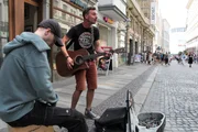 Falko lebt von seinem Gesang. Manchmal begleitet ihn sein Freund auf dem Cajon. Mehr Rhythmus kommt gut an. Allerdings ist der Verdienst der beiden in Leipzig bescheiden. Die Konkurrenz ist in der Musikstadt groß.