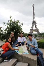 Clarissa und Ben werden von Fiona und Sarah am Eiffelturm auf die Schnitzeljagd durch Frankreich geschickt.