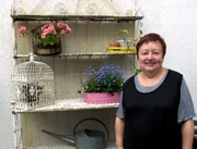 Renate Schüll pflanzt Blumen auf ihrer Balkonterrasse gegen die Ödnis grauer Betonwände.