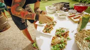 Sommergericht von Starkoch Stefan Haas: Gebratene Saiblingsfillets mit Eierschwammerln, Basilikumöl und Kernöl-Aioli.
