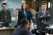 V.l.: Det. Ray Lopez (Kirk Acevedo), Lieutenant Olivia Benson (Mariska Hargitay), Chief William Dodds (Peter Gallagher)