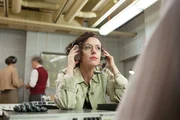 Leonora Rauch (Maria Schrader) hören in der Ständigen Vertretung in Bonn über eine Wanzen den Westen ab.
