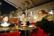 Ilka Bessin (r.) mit der alleinerziehenden Mutter Helge Schneider und ihrem Sohn Oscar (6) aus Leipzig.