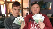 Wer in Deutschland arbeiten geht, ist selbst schuld“ – die Einstellung von Torsten (49) und Alexander (26) ist eindeutig. Die Begründung der beiden: Die Steuerabgaben seien zu hoch...
