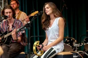 Annes blinde Tochter Tori (Caroline Hartig) spielt mit Philipp (Nikolas Weber) auf dem Weinfest.