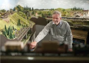 ARD/HEITER BIS TÖDLICH - FUCHS UND GANS, neue Krimiserie (8 Folgen), Folge 6 "Eierdieb", am Donnerstag (25.10.12) um 18.50 Uhr im Ersten.
Miniatureisenbahn-Sammler Manfred Kohlmann (Wolfgang Klein) entpuppt sich als Langweiler mit manischer Eisenbahnfixierung.