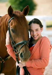 Lisa (Ariel Kaplan) mit ihrem Pferd "Prancer".