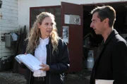 Maria Wern (Eva Röse) und ihr Kollege Arvidsson (Peter Perski) suchen in der Werkstatt des vermissten Bergungsexperten Jonathan Rogers nach Spuren.