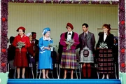 Die englische Königsfamilie bei den Braemar Highland Games im Jahr 1986 (v.l.: Queen Elizabeth ll., Queen Mum, Prinzessin Diana, Prinz Charles und Herzogin Sarah)